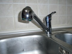 Montiranje slavine u kuhinji